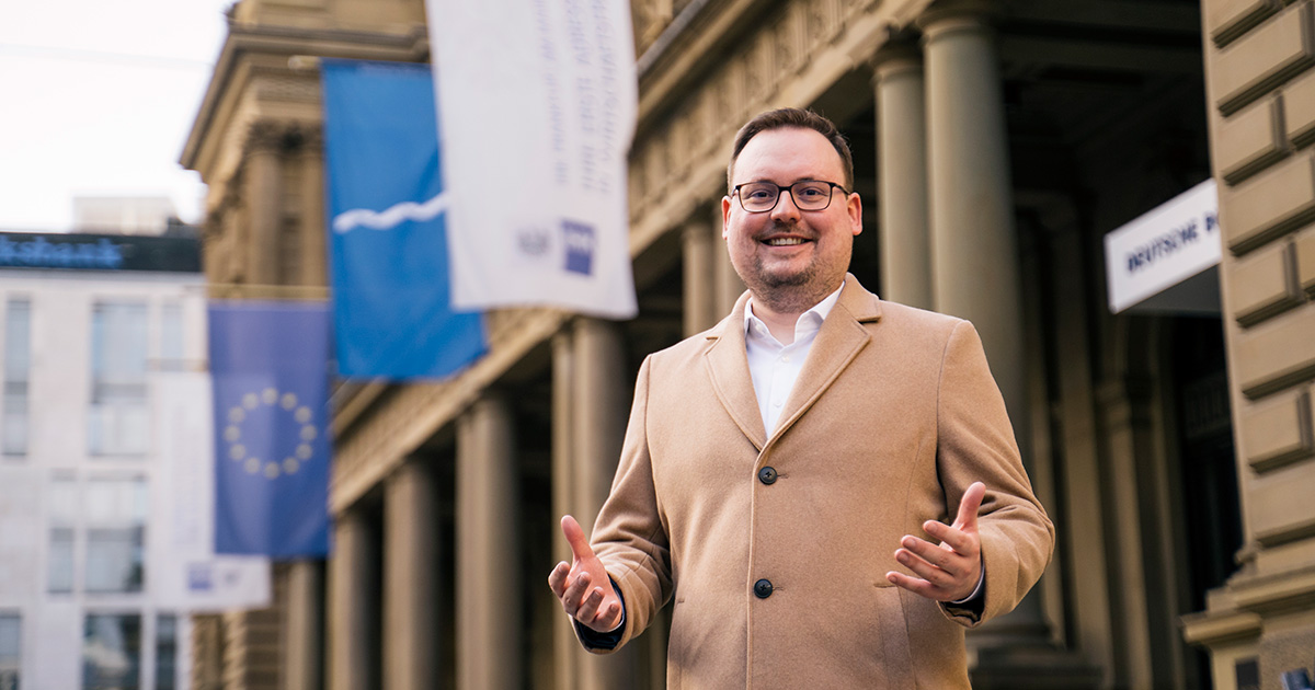 Caspar Felix Hoffmann vor der IHK Frankfurt am Main am Börsenplatz